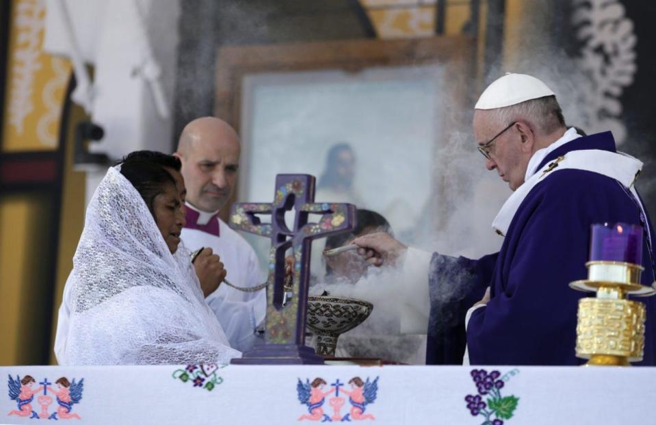 “De muchas maneras y de muchas formas se ha querido silenciar y callar ese anhelo, de muchas maneras han intentado anestesiarnos el alma, de muchas formas han pretendido aletargar y adormecer la vida de nuestros niños y jóvenes con la insinuación de que nada puede cambiar o de que son sueños imposibles”, dijo el Papa en la homilía ante 100,000 fieles.