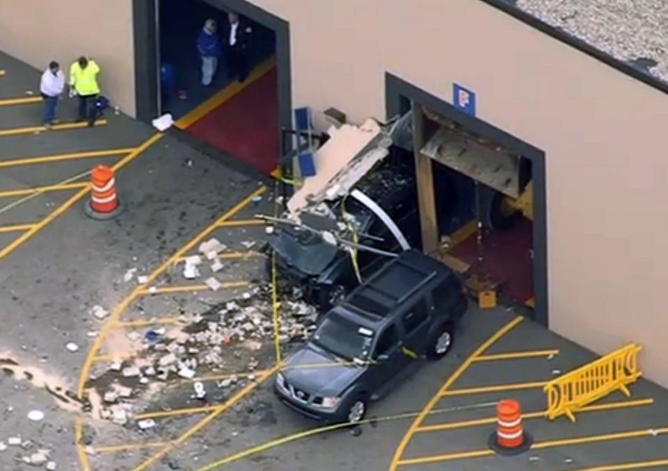 <p>Vista exterior del accidente que sucedió dentro de un galpón de subastas en Boston. (AP) </p>