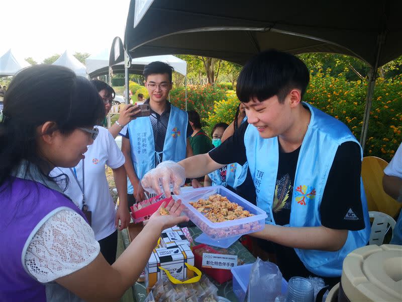 現場有大月亮點燈秀、永靖在地美食市集、可愛玉兔裝置藝術等。（圖／頂新和德文教基金會提供）