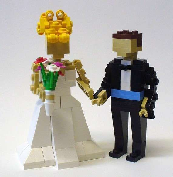 Des figurines Lego pour le gâteau de mariage.