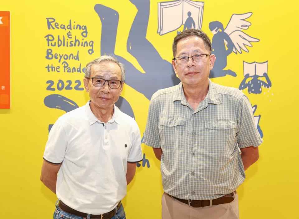 2022台北國際書展2日在台北世貿一館熱鬧開幕，黃沙龍下午舉辦「念真看台劇」座談活動，由導演吳念真（左）及作家劉克襄（右）同台開講。 （中央社）