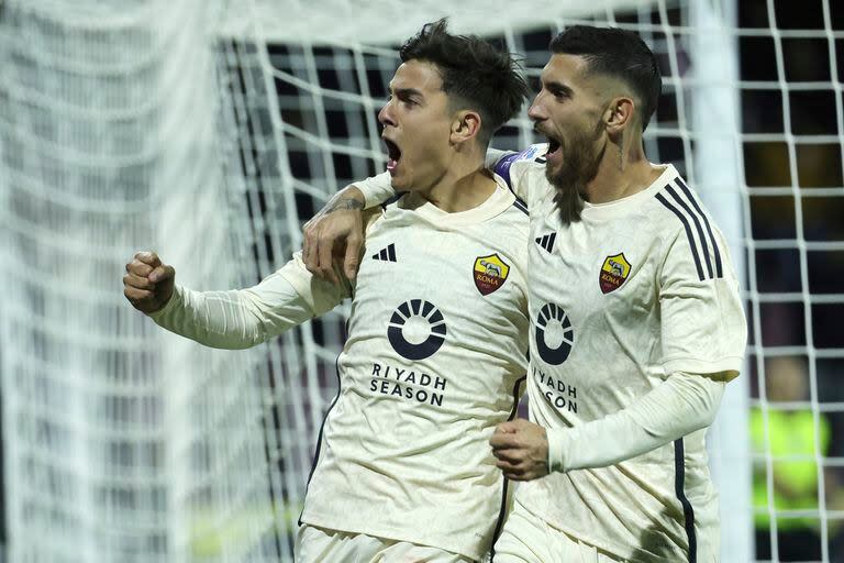 El capitán Lorenzo Pellegrini abraza a Dybala en el festejo del gol