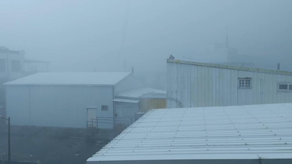 綠島風雨十分強烈。（圖／東森新聞）