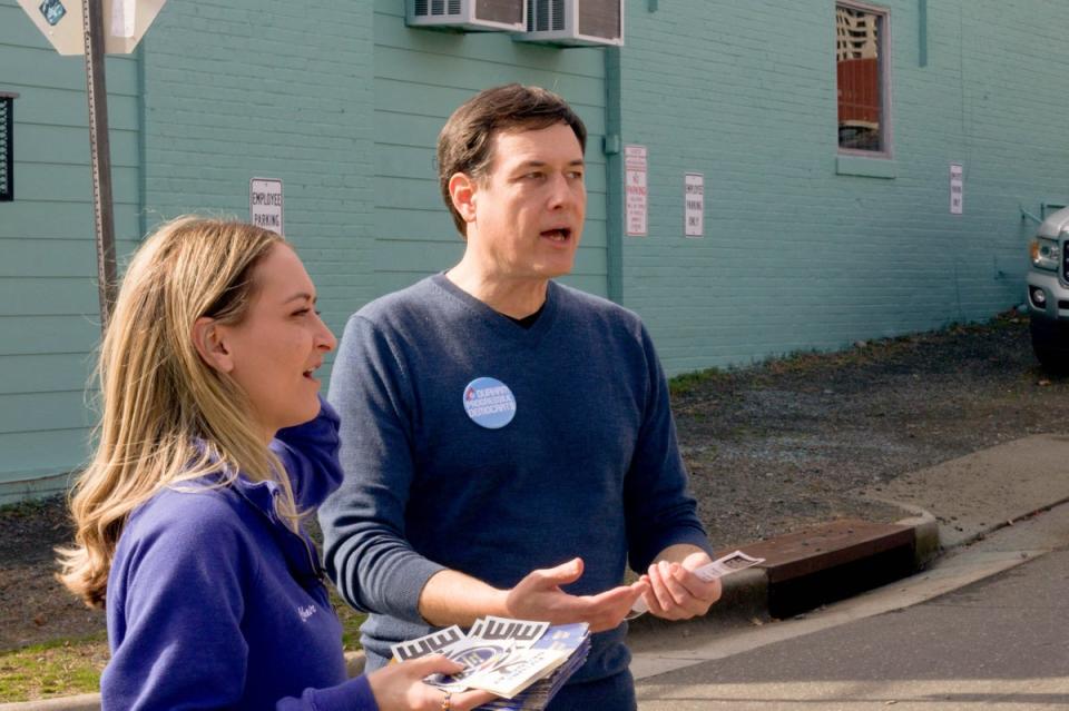 Anderson Clayton speaks with a Progressive Democrat leader in North Carolina while handing out flyers to potential voters (Ariana Baio)