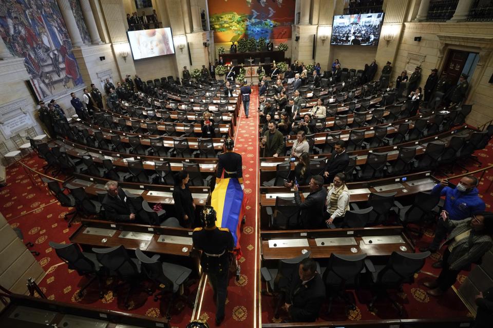 Soldados llevan el ataúd del artista colombiano Fernando Botero para colocarlo dentro del Congreso Nacional durante un velorio en Bogotá, Colombia, el viernes 22 de septiembre de 2023. (AP Foto/Fernando Vergara)