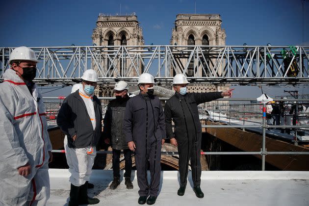 <p>C'est la première fois que le président français retourne sur les lieux depuis la destruction de la toiture et de la flèche par les flammes le 15 avril 2019.</p>