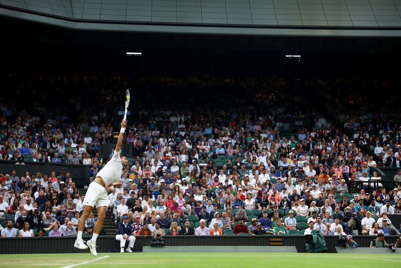 Foto del domingo del tenista de Serbia Novak Djokovic en su partido de octavos de final en Wimbledon ante el neerlandés Tim van Rijthoven