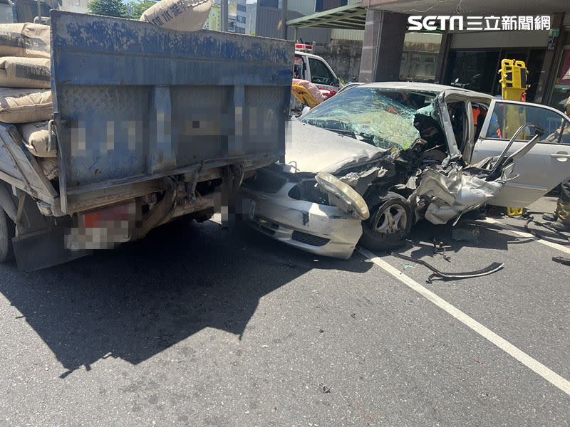 載運著水泥包的小貨車與自小客發生車禍，轎車駕駛一度受困車內。（圖／翻攝畫面）