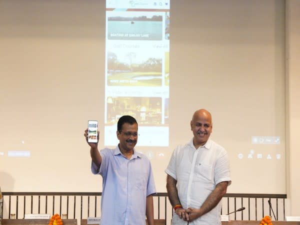 Delhi Chief Minister Arvind Kejriwal launched Delhi Tourism mobile app Dekho Mere Dilli (Pic credit: Manish Sisodia Twitter)