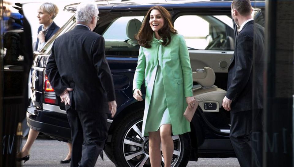 Kate Middleton steps out of car in london with lunchbox on car seat