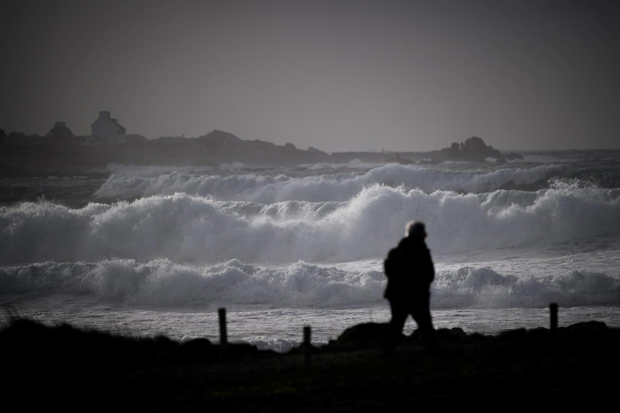 Météo France place 11 départements en vigilance orange vague-submerssion ce dimanche 11 février. Il est recommandé de ne pas s’approcher du rivage. Photo d’illustrationprise au large à Plomeur, dans l’ouest de la France, le 8 décembre 2023. 