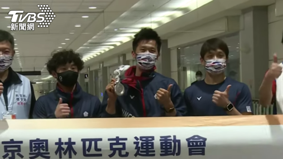 體操選手（左起）洪源禧、李智凱與教練林育信。（圖／TVBS）