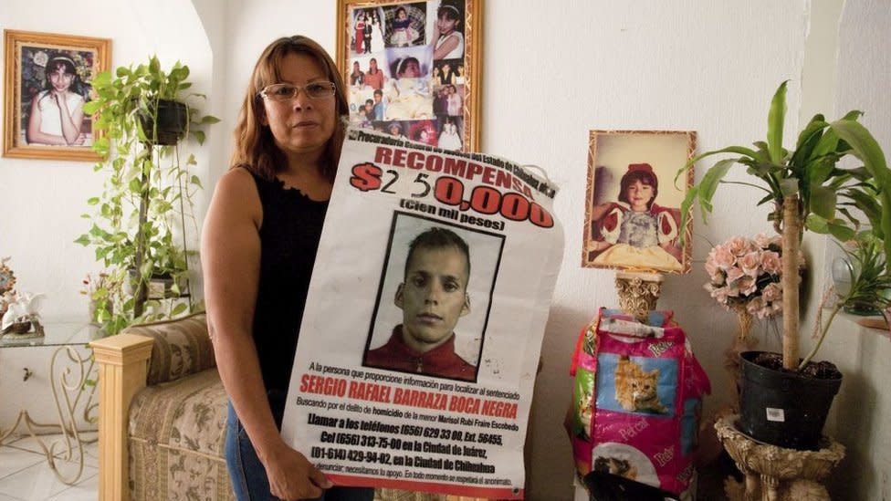 Marisela Escobedo sosteniendo un cartel con la foto del asesino de su hija.