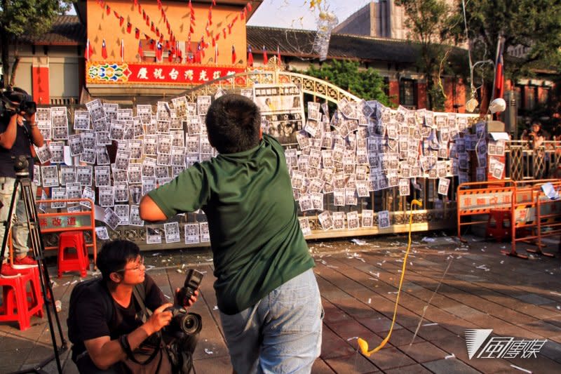 2016-10-25-勞團立法院外抗議砍7天假-勞基法-砸雞蛋抗議02-曾原信攝