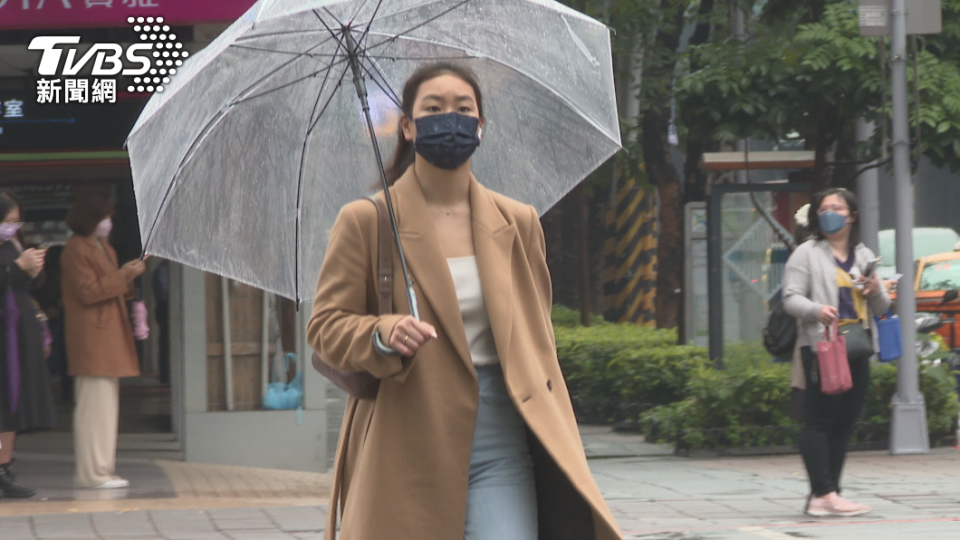 週四晚間鋒面雨帶襲中部以北及東半部轉濕涼。（圖／TVBS資料畫面）