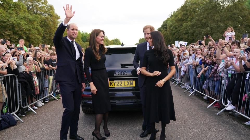  Catherine, Princess of Wales, Prince William, Prince of Wales, Prince Harry, Duke of Sussex, and Meghan, Duchess of Sussex meet members of the public on the long Walk at Windsor Castle on September 10, 2022 