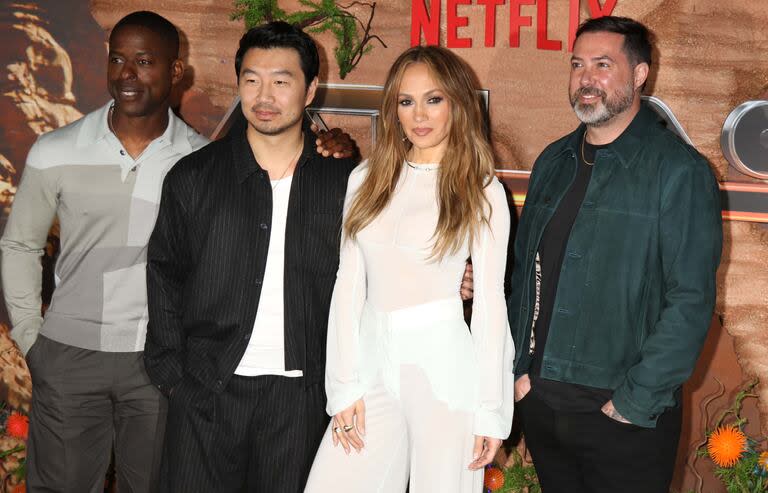 Los actores Sterling K. Brown y Simu Liu, Jennifer Lopez y el director Brad Peyton posaron para los fotógrafos en la previa al estreno de Atlas, una ambiciosa película de ciencia ficción que promete “reflexionar sobre la unión impensada de dos mundos por un mismo fin”