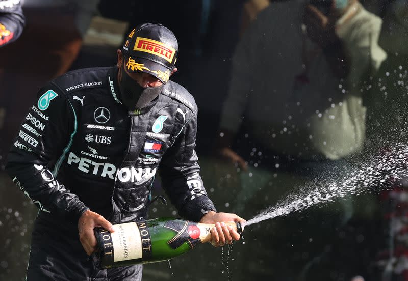 Foto del domingo del piloto de Mercedes Lewis Hamilton celebrando tras ganar el Gran Premio de Bélgica