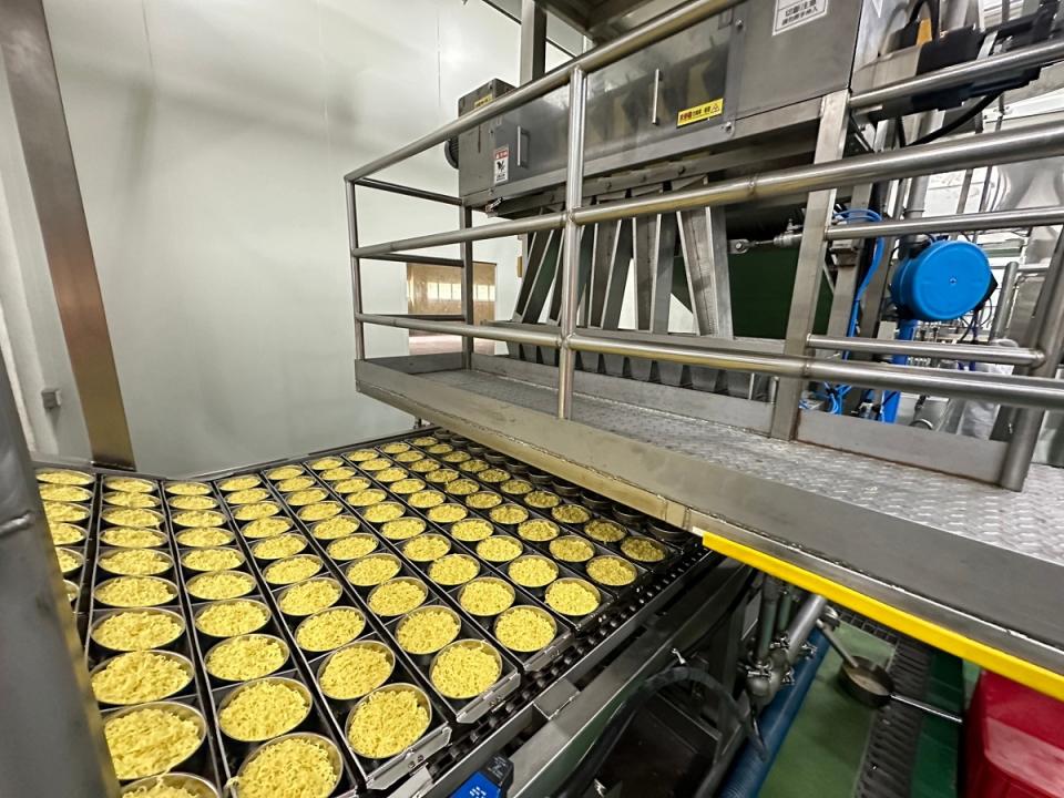 看好速食麵前景，嘉義酒廠斥資3億元興建速食麵工廠，單日產量可達6千箱。（圖：龐清廉攝）