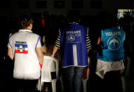 Observadores de los grupos políticos en competencia en un centro de votación en San Salvador. 3 de febrero de 2019. REUTERS/José Cabezas