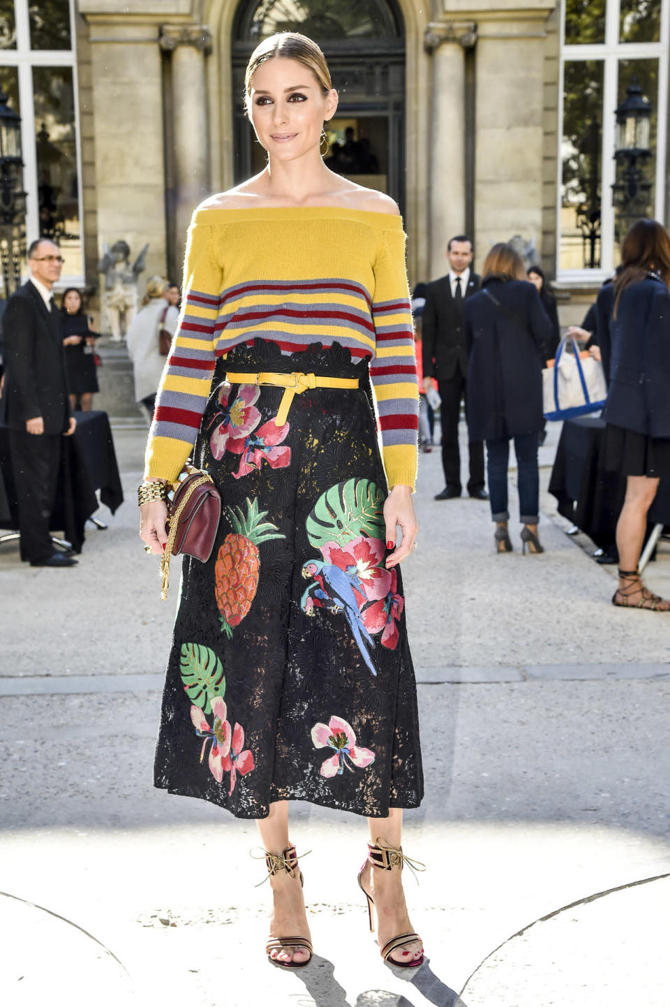 La total protagonista fue la falda con motivos tropicales que contaba con print floral, loros e incluso piñas. Su punto fuerte era que estaba tejida por Valentino en un delicado y sofisticado encaje negro de lo más glamuroso. Palermo lo combinó con sandalias en tono nude.