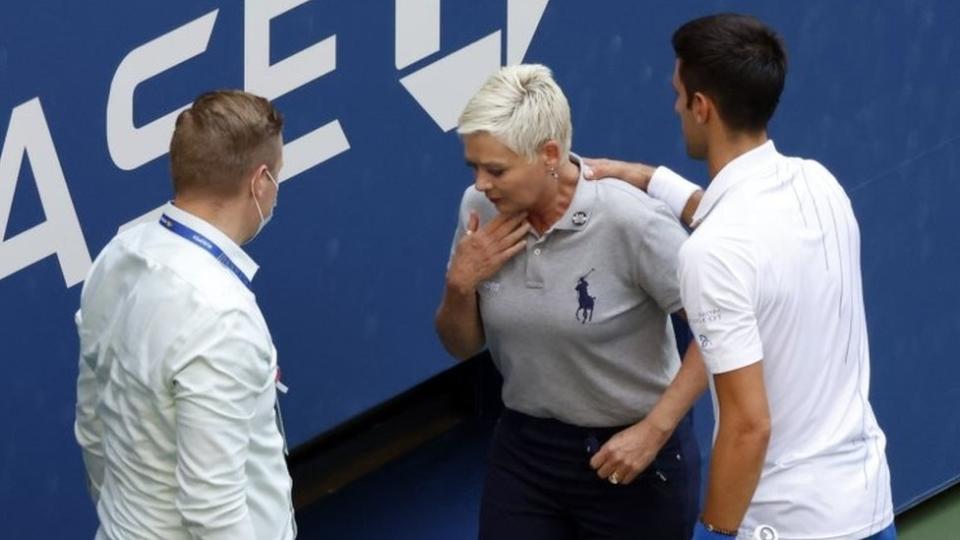 Jueza de línea y Djokovic en el US Open.