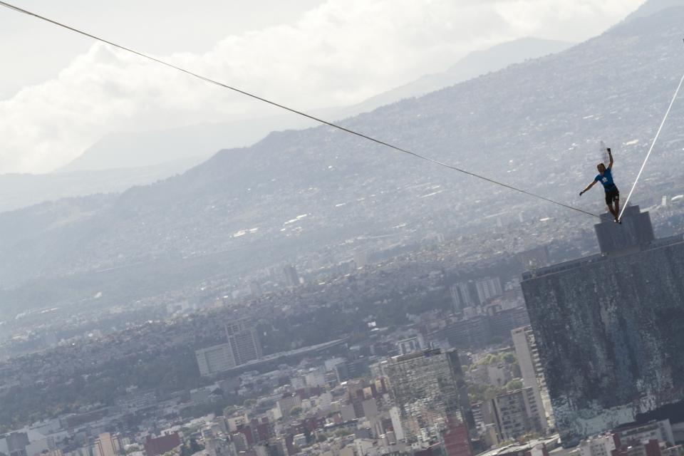 FOTOS: Alemán camina sobre cinta entre dos torres de Ciudad de México y rompe marcas