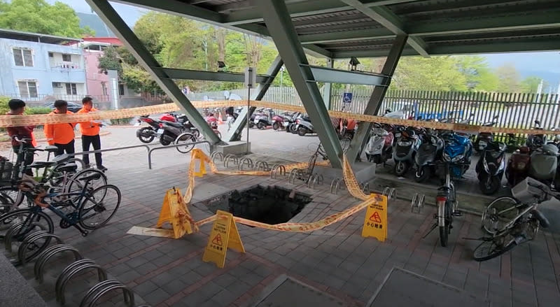 花蓮瑞穗車站停車場出現坑洞  台鐵急封鎖回填 花蓮瑞穗火車站後站停車場21日出現坑洞，洞口長約 1公尺、寬約2公尺、深度約2.5公尺，所幸沒有造成人 員受傷及車輛受損，台鐵封鎖現場，初步研判是管線 問題導致，22日回填整修。 （民眾提供） 中央社記者張祈傳真  113年3月22日 