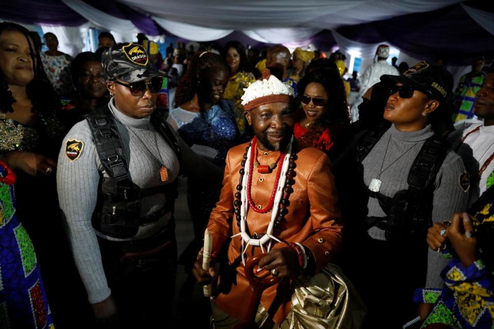 Esther Brown and Ukeme Tom guard newly crowned king Obong Ibanga Ikpe at his coronation ceremony (Reuters)