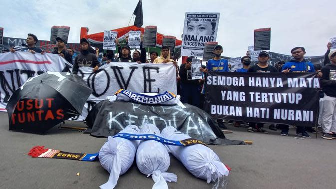 Aremania demo penuntasan tragedi Kanjuruhan di Malang. (Zainul/Liputan6.com)
