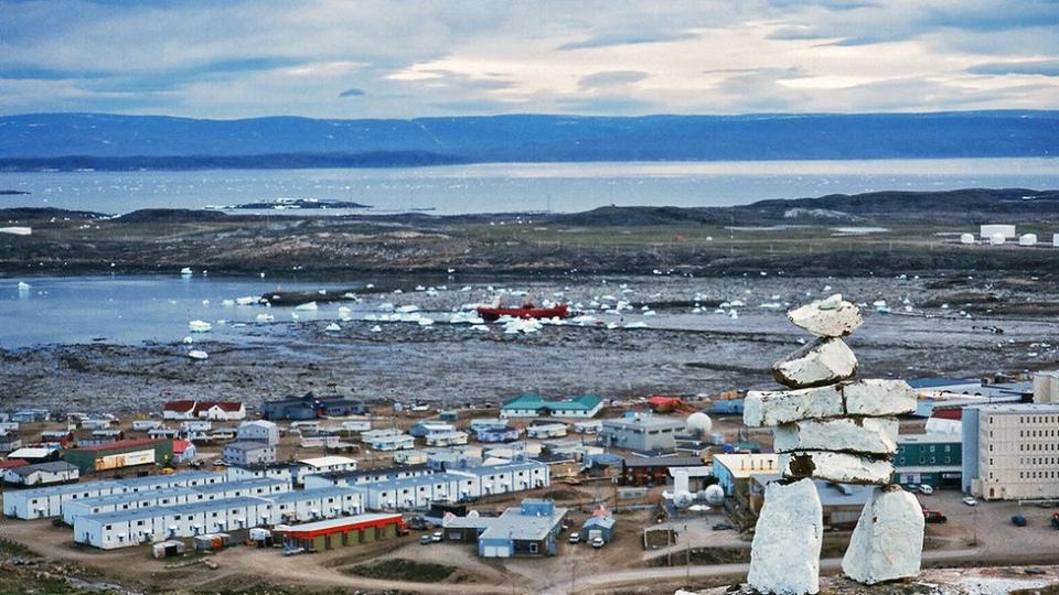 Inukshuk sobre Iqaluit
