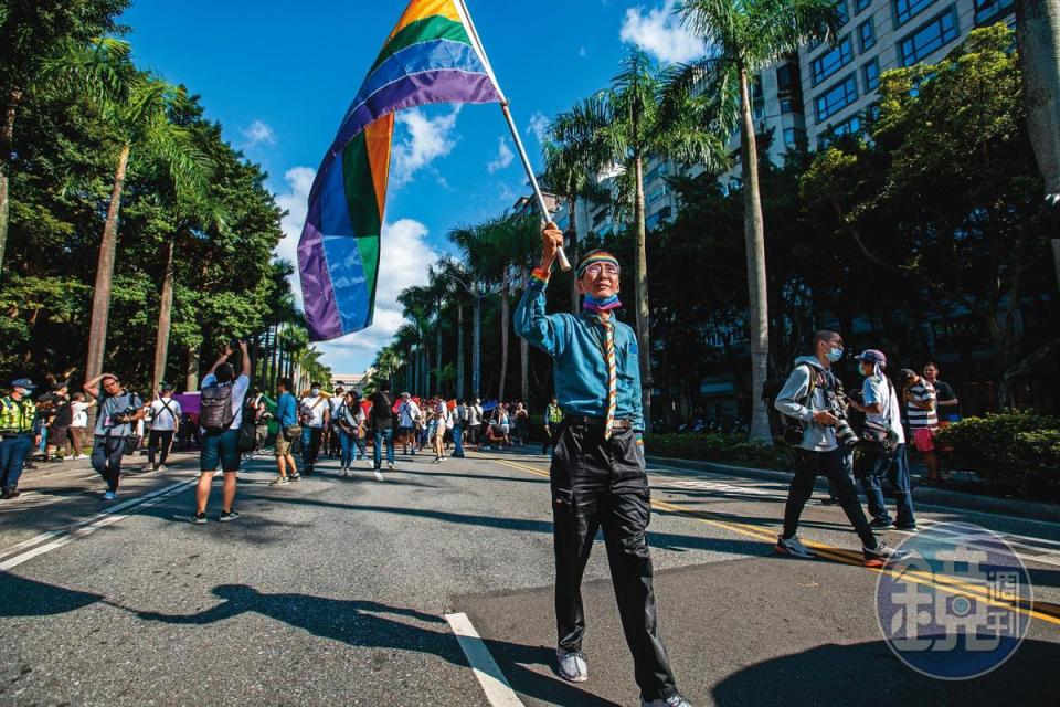 祈家威（中）2020年總統大選首次投了民進黨的蔡英文，他不諱言，自己就是「老藍甲」。（翁睿坤攝）