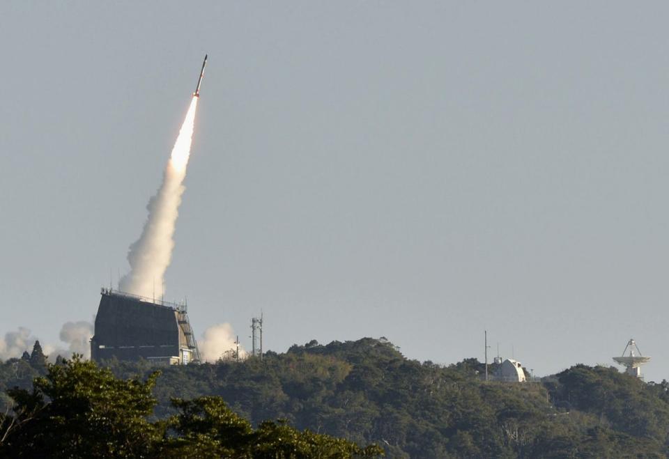 <p>Ein Satellit der japanischen Raumfahrtbehörde wird im Uchinoura Space Center nahe der Stadt Kimotsuki in der Präfektur Kagoshima in die Erdumlaufbahn geschossen. (Bild: Kyodo/Reuters) </p>