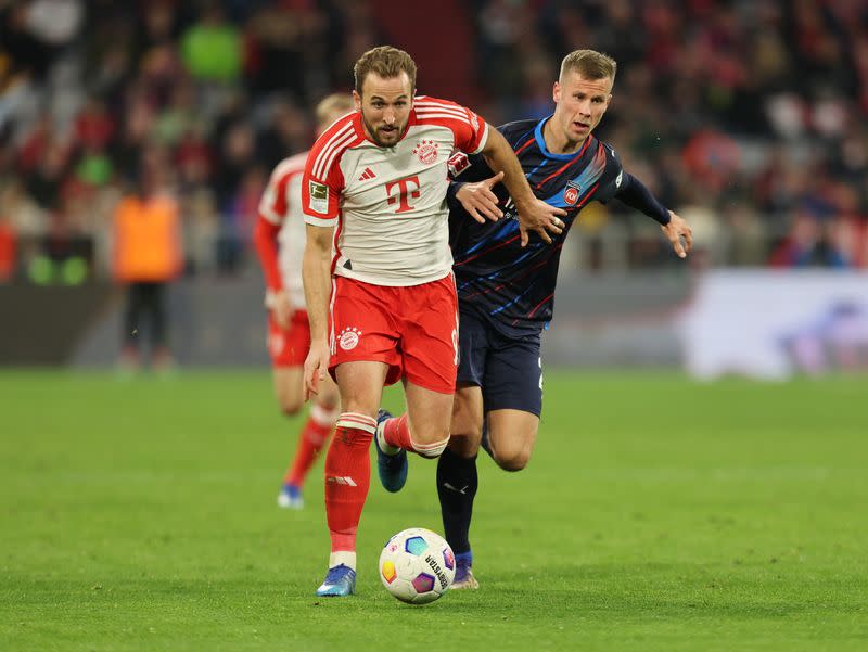 Foto de archivo del delantero del Bayern Munich Harry Kane ante el jugador del FC Heidenheim Adrian Beck