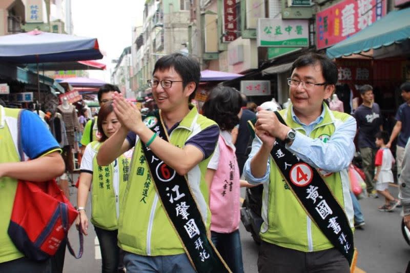 ▲黃國書秀出8年前拜票畫面，當林佳龍決定辭職、他有意參加立委補選時，已全力拜託大家不要投票給他、改投新人江肇國，最終江肇國第一高票、自己吊車尾當選。（圖／翻攝黃國書臉書，2022.12.02）