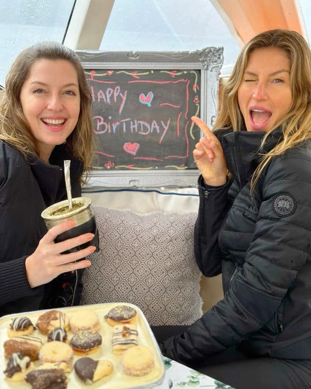 Gisele Bündchen y su gemela celebrando su 43 cumple