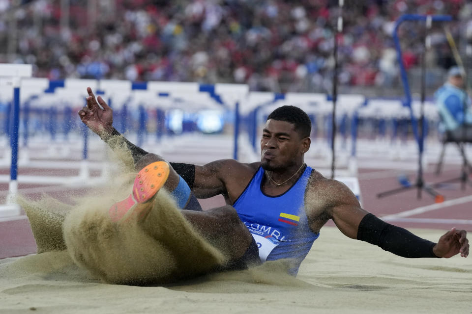 El colombiano Arnovis Dalmero compite en el salto largo del atletismo de los Juegos Panamericanos en Santiago, Chile, el martes 31 de octubre de 2023. (AP Foto/Fernando Vergara)