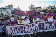 <p>En la misma provincia y con un par de días de diferencia, Juan Pablo Ledesma, de 23 años, entró con una cuchilla a la casa de su expareja, en la ciudad de Concepción del Uruguay, y mató a puñaladas a Johana Carranza, de 23 años, a su novio Carlos Peralta (23) y degolló a las dos hijas que tenía con la joven, Luciana y Candela, de 5 y 7 años. Luego intentó suicidarse, pero lo detuvo la Policía. </p>