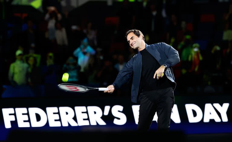 Roger Federer obsequiando pelotas con su autógrafo durante un tributo recibido en el Masters 1000 de Shanghai 