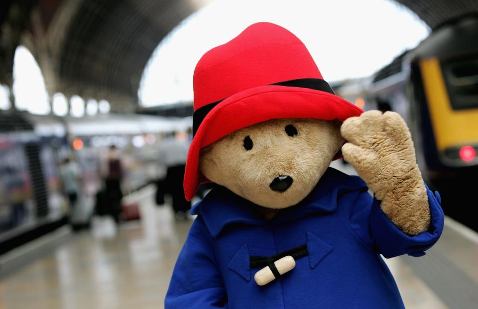 Auch ein plüschiger Liebling Englands meldet sich mit einer kurzen Nachricht zu Wort: Auf dem offiziellen Twitteraccount des sprechenden Bärs Paddington hieß es: "Thank you Ma'am, for everything." Die Queen "traf" den Bär im Juni zum Thronjubiläum. Die beiden tranken Tee und aßen Marmeladenbrote. (Bild: Gareth Cattermole / Getty Images)