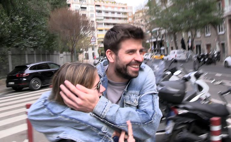 Gerard Piqué y Clara Chía: ambos fueron pura sonrisas frente a los flashes y las preguntas de la prensa
