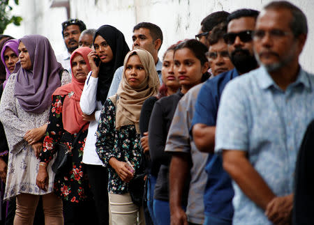 Peolple stand in line as they wait to cast their votes at a polling station during the presidential election in Male, Maldives September 23, 2018. REUTERS/Ashwa Faheem