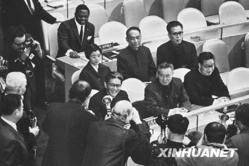 1971年，中華人民共和國取代中華民國，取得聯合國席次代表權。（新華網）
