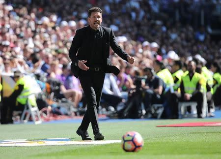 Football Soccer - Spanish La Liga Santander - Real Madrid v Atletico Madrid - Santiago Bernabeu Stadium, Madrid, Spain - 08/04/17 - Atletico Madrid's coach Diego "Cholo" Simeone reacts. REUTERS/Sergio Perez -