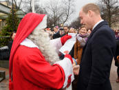 <p>Bis heute scheint Prinz William eine gute Beziehung zum Weihnachtsmann zu pflegen: Auf einem Weihnachtsmarkt in Helsinki überreichte er ihm 2017 einen Wunschzettel seines Sohnes Prinz George. Dessen einziger Wunsch: ein Polizeiauto.<br>(Bild: Tim Rooke/REX/Shutterstock) </p>