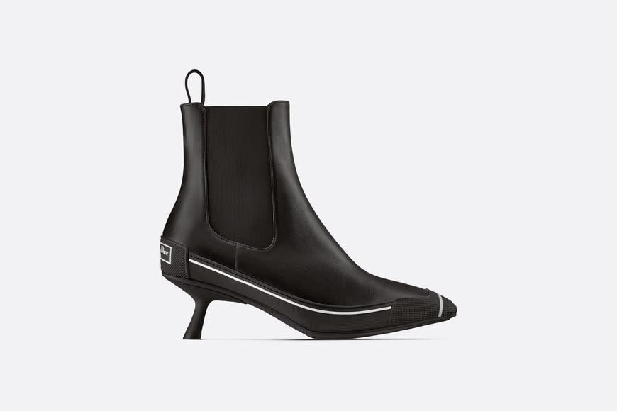 這雙獨特的靴款結合了切爾西短靴的典雅氣質與運動服飾元素 source：Dior