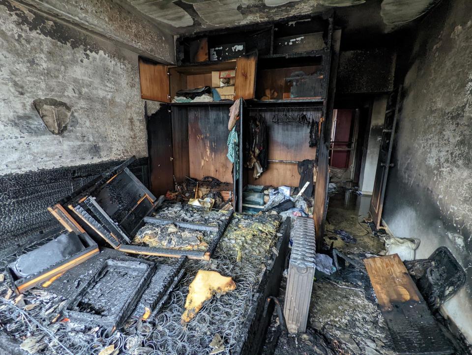電暖器因過於靠近寢具而起火釀災。(圖/台北市政府消防局提供)
