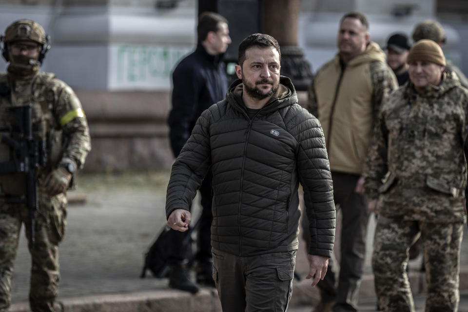 El presidente de Ucrania, Volodímir Zelenski, en la plaza principal de Jersón, Ucrania, el 14 de noviembre de 2022. (Finbarr O