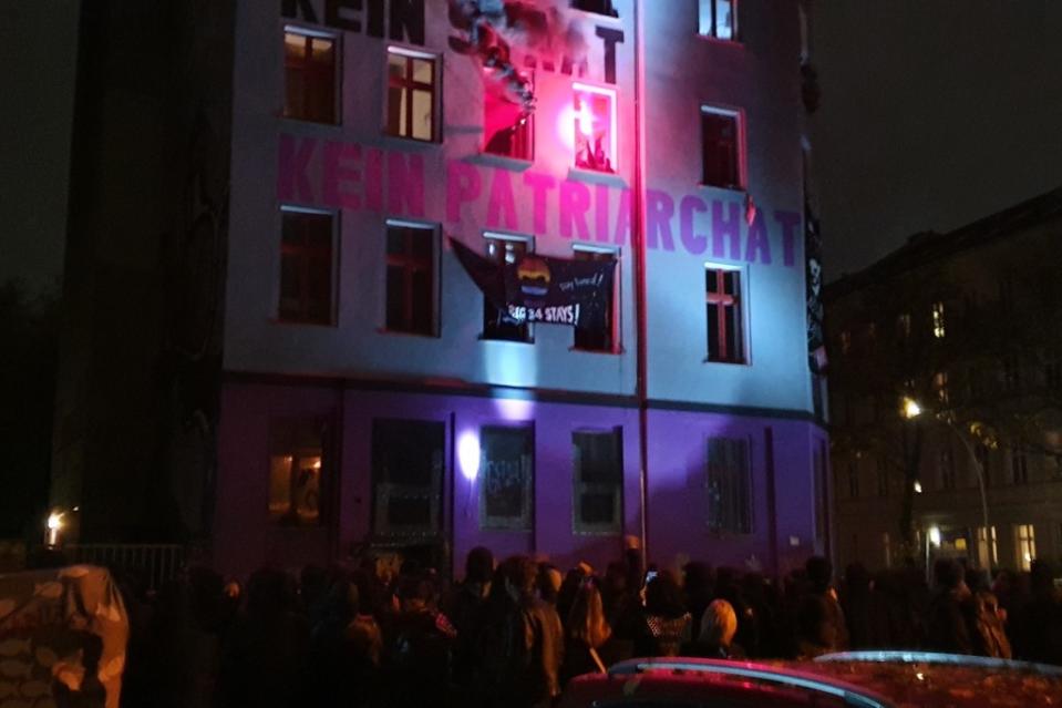 Demonstranten protestieren gegen die Räumung der Liebigstraße 34.<span class="copyright">Julian Würzer</span>