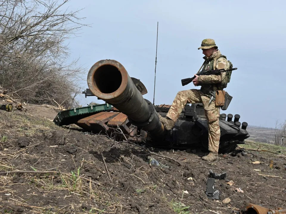 Ukraine soldier Russian tank